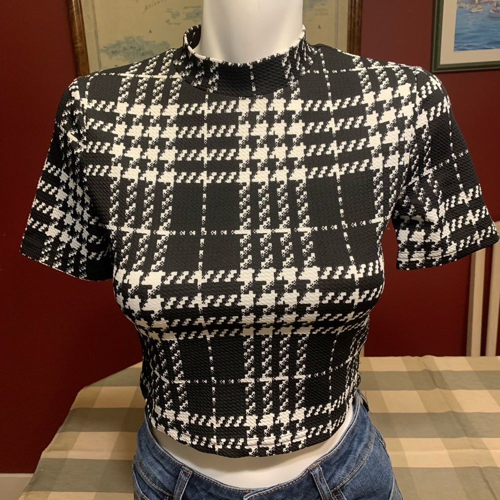 Shein crop style top. Size small. Good used condition.